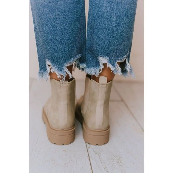 $75 NEW Soda Pilot Lug Sole Low Heel Chelsea Fashion Ankle Bootie - Beige 9 - Picture 9 of 10